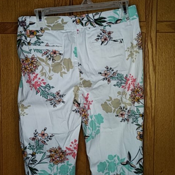 St John's Bay Petite Floral Capri 6P - Picture 3 of 4